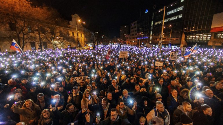 Entre 20 mil e 25 mil pessoas, pelas estimativas dos organizadores do protesto, reuniram-se em Bratislava no que foi a maior das dezenas de cerimónias convocadas