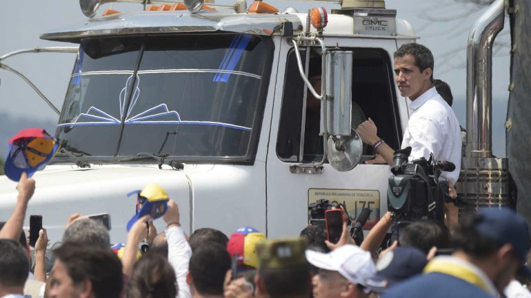Juan Guaidó continua na Colômbia, para onde passou na sexta-feira