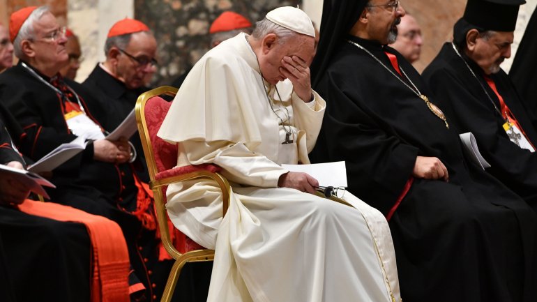 O Papa Francisco enquanto escutava o testemunho da vítima de abuso sexual. D. Manuel Clemente representa Portugal na reunião