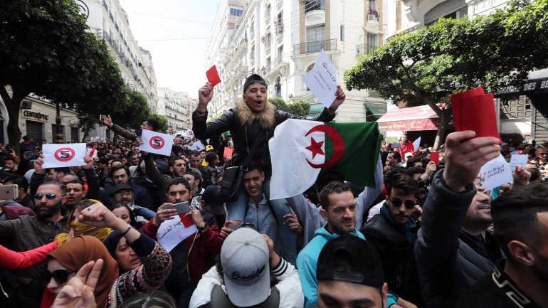 Num país onde as manifestações estão proibidas desde 2001, ocorreram em simultâneo concentrações na metrópole argelina e em diversas cidades do país
