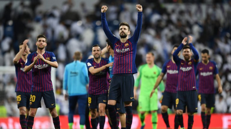 Piqué e restantes jogadores do Barcelona celebram com os adeptos culé passagem à final da Taça do Rei
