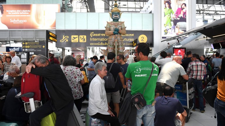 Milhares de pessoas ficaram retidas no aeroporto em Banguecoque