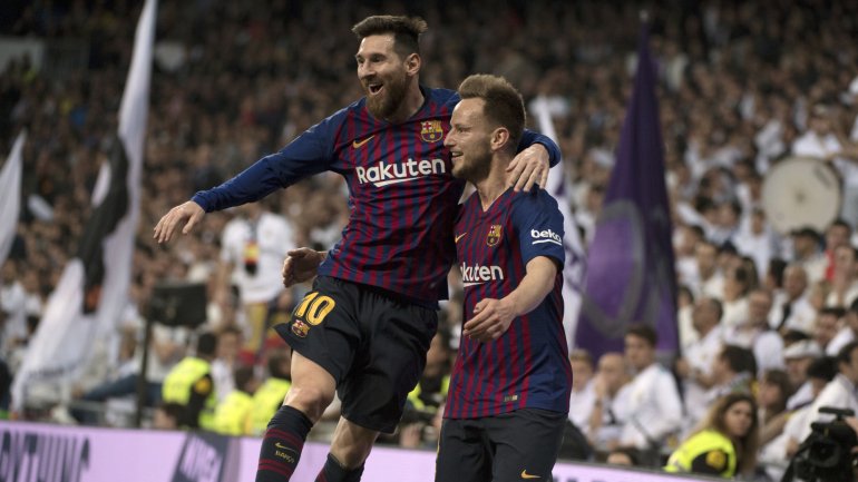 Messi festeja com Rakitic o golo que decidiu novo clássico, desta vez para o Campeonato: Barça passa a ter 12 pontos de avanço sobre o rival