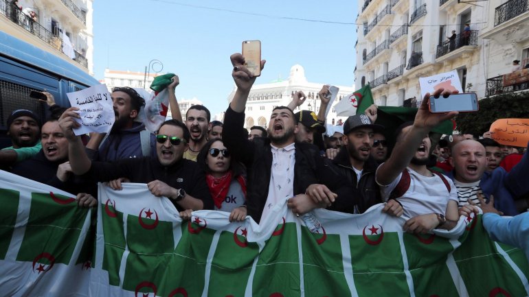 Jovens em protesto em Argel contra a recandidatura de Buteflika