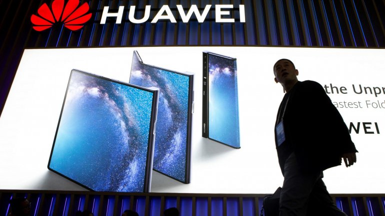 Um dos responsáveis pela Huawei também acusou os Estados Unidos de 'piratear' servidores Huawei e de roubar 'e-mails'