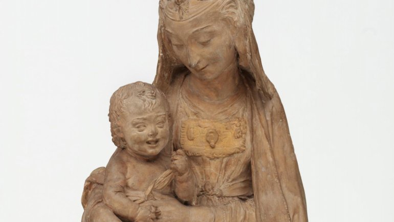 A estátua da Virgem com o menino Jesus a rir foi até hoje atribuída a Antonio Rossellino