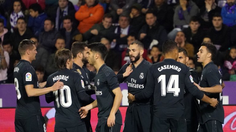 Real Madrid passou um mau bocado na primeira parte mas conseguiu sair do jogo com o Valladolid a golear com bis de Benzema