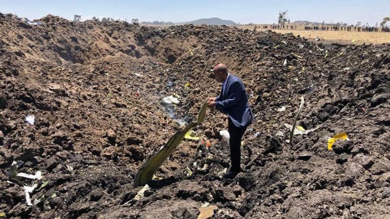 Tewolde GebreMariam, diretor executivo da Ethiopian Airlines, no meio dos destroços resultantes da queda do avião