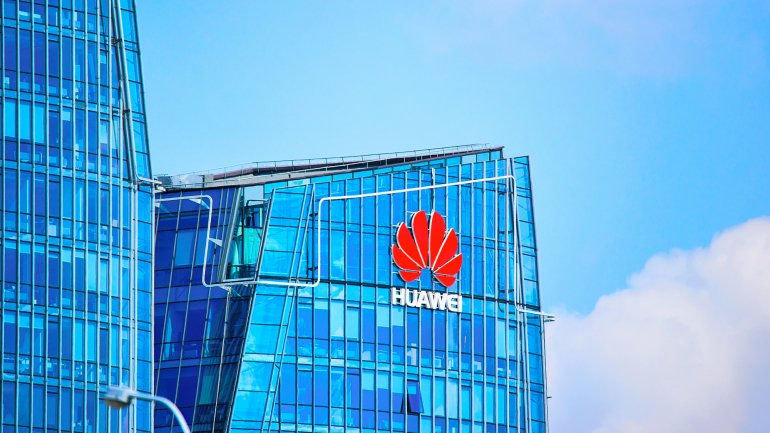A Huawei tem como principal negócio a construção de infraestruturas de redes de telecomunicações e está à frente na implementação do 5G