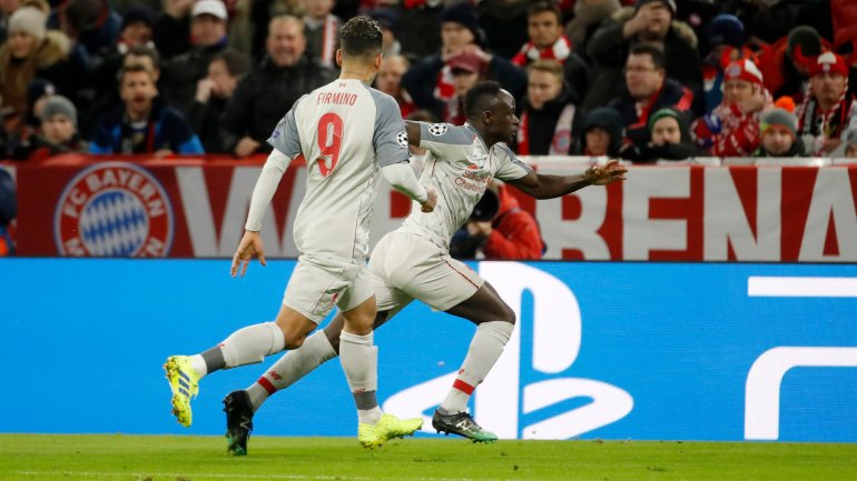 Sadio Mané começou e acabou triunfo do Liverpool em Munique frente ao Bayern, que confirmou quatro equipas inglesas nos quartos
