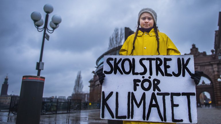 Greta Thunberg tem 16 anos e desde pequena que se preocupa com as alterações climáticas. Aos 11 anos, tornou-se numa obsessão que a levou a uma depressão