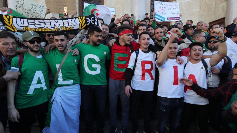 Trata-se da quarta grande manifestação semanal consecutiva na Argélia e da primeira sexta-feira (dia de descanso semanal) de protesto desde que Bouteflika decidiu adiar as presidenciais