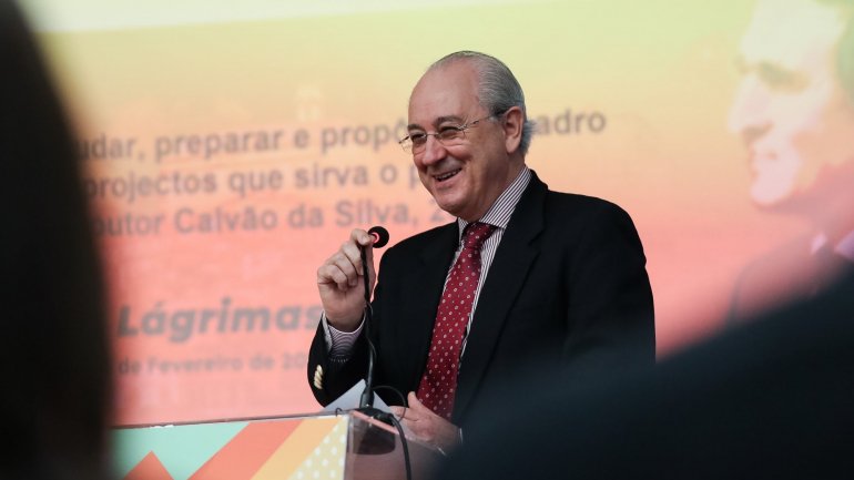 Rui Rio falava à margem da inauguração do primeiro cartaz do cabeça-de-lista do PSD às eleições europeias