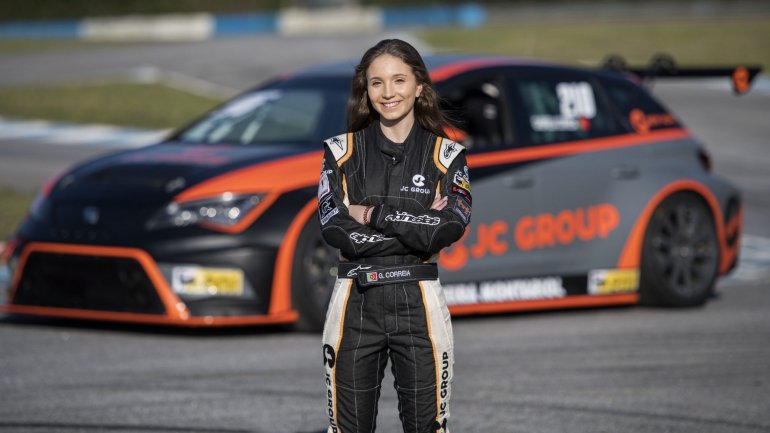 A piloto Gabriela Correia, de apenas 16 anos, tem o desejo de &quot;fazer vida&quot; do desporto automóvel, mas tem consciência das dificuldades.
