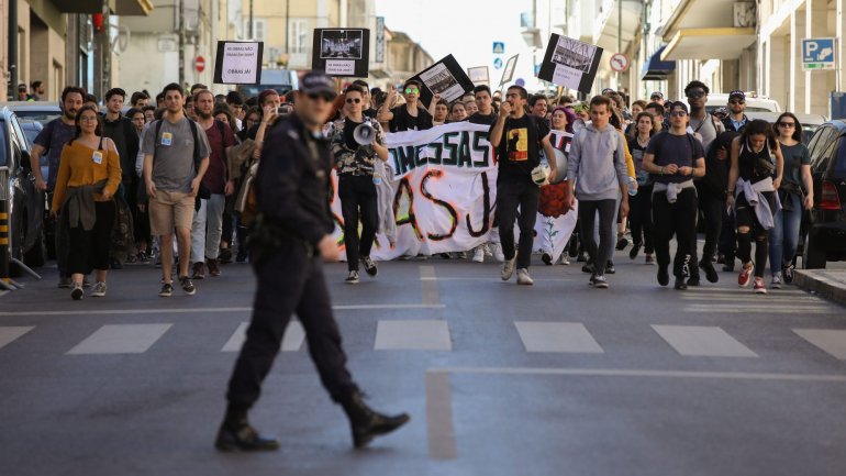 A manifestação começou na rotunda do Marquês de Pombal, em Lisboa, tendo descido a avenida da Liberdade e passado pelo Largo Camões