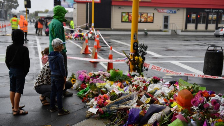 Homenagens às vítimas nas imediações da mesquita atacada na Nova Zelândia