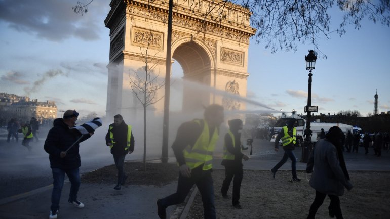 No 18.º fim de semana consecutivo de manifestações dos &quot;coletes amarelos&quot; contra o Presidente francês, Emmanuel Macron, várias lojas foram pilhadas e incendiadas no centro de Paris e os manifestantes confrontaram a polícia