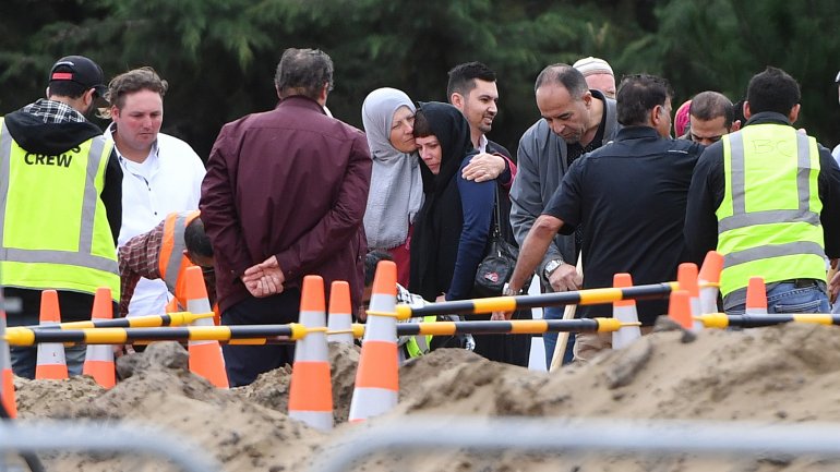 Familiares de uma das vítimas do ataque às mesquitas de Christchurch durante o funeral, junto do local do atentado