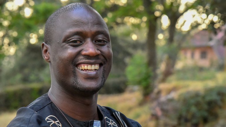O professor tem 36 anos e dá aulas numa escola no Vale do Rift, uma zona semi-árida do Quénia