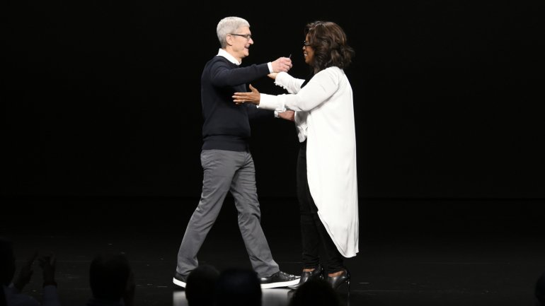Tim Cook abraçou Oprah Winfrey no final da apresentação