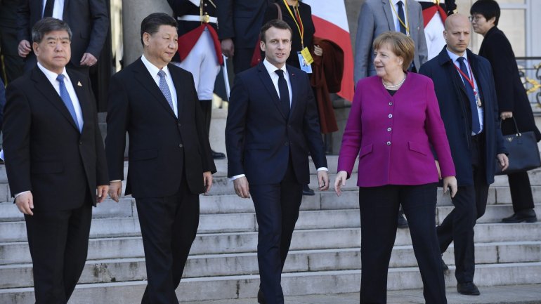 Os presidentes da China e de França anunciaram, no final de um encontro em que participaram também a chanceler alemã e o Presidente da Comissão Europeia, a intenção de aprovar um &quot;acordo global sobre investimentos&quot; entre a UE e o gigante asiático