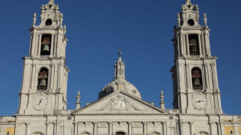 Os sinos da torre sul do monumento, no distrito de Lisboa, deverão ser içados no verão