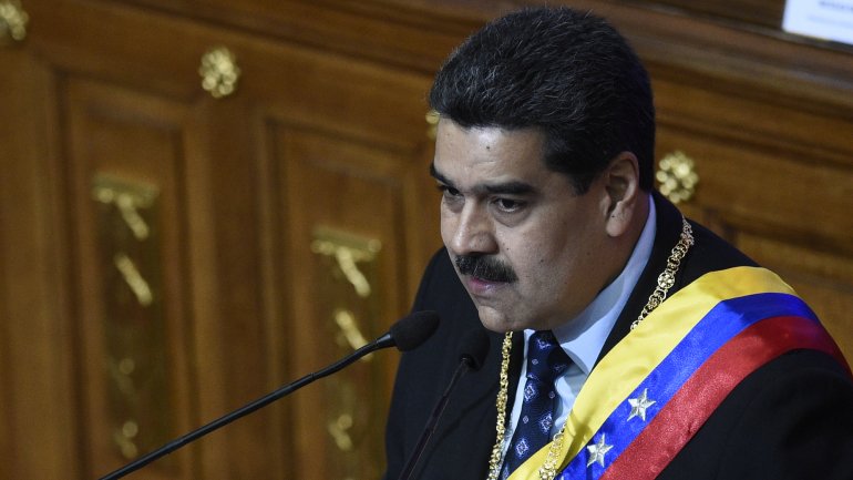 O presidente Nicolás Maduro reconheceu que o país está a sofrer com a falta de comida e de outros bens básicos