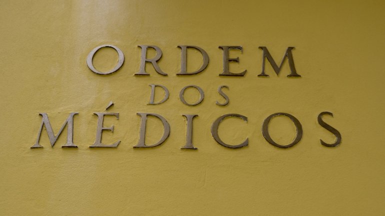 A investigação jornalística concluiu que o Hospital do Funchal encaminhava pacientes para fazer exames de medicina nuclear numa clínica privada instalada na região em 2009, enquanto a sua própria unidade, inaugurada em 2013 e certificada em 2017, estava &quot;praticamente parada&quot;