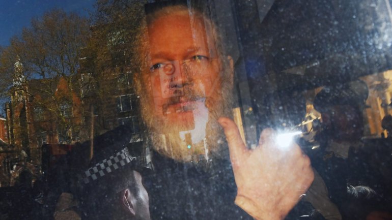 Com 47 anos, Julie Assange foi detido devido a um mandado de extradição norte-americano por &quot;pirataria informática&quot;