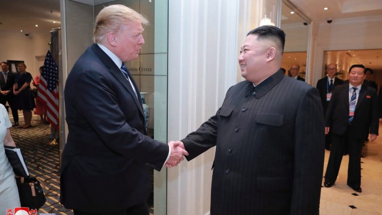 Trump e Kim Jong un em Hanói, em fevereiro, na última cimeira entre os dois líderes