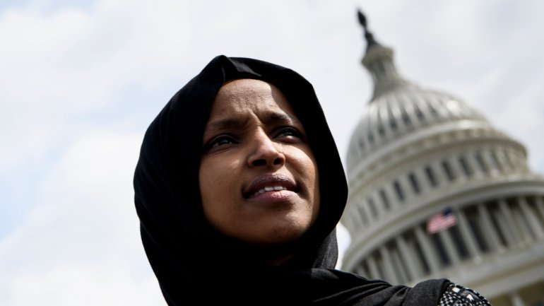 Ilhan Omar é a primeira mulher a usar o hijab no Congresso norte-americano