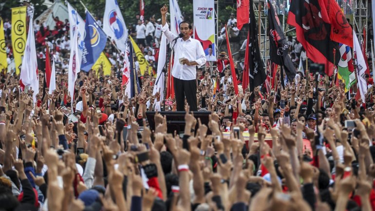 Joko Widodo lidera com 56,8% de voto, com Prabowo Subianto a ficar-se pelos 37%