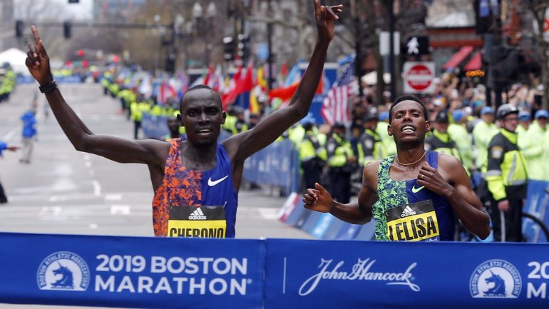 O Quénia dominou o top 10, com sete corredores nos primeiros lugares