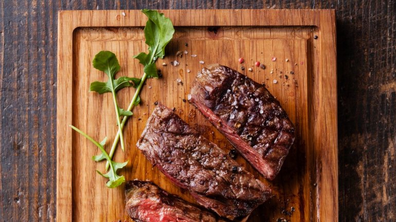 90 gramas equivale a cerca de três finas fatias de carne de vaca, vitela, cordeiro, borrego ou porco