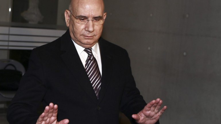 O ex-líder parlamentar do PSD, Duarte Lima, foi condenado a uma pena única de seis anos de cadeia  por burla qualificada e branqueamento de capitais