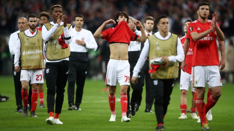Jogadores do Benfica terminaram jogo com ânimos exaltados em torno do árbitro antes de irem agradecer aos muitos adeptos presentes