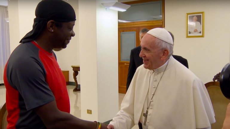 O momento em que o comediante Stephen K Amos conhece o Papa Francisco
