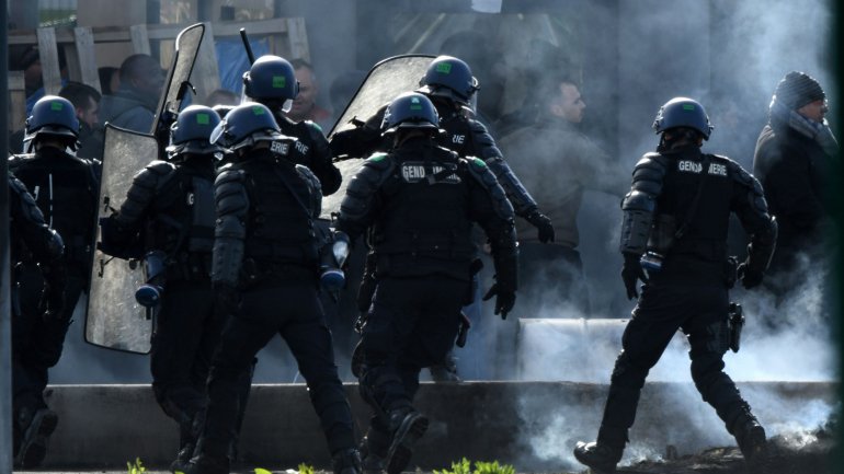 As forças especiais da polícia francesa RAID, que estiveram no local, em ação