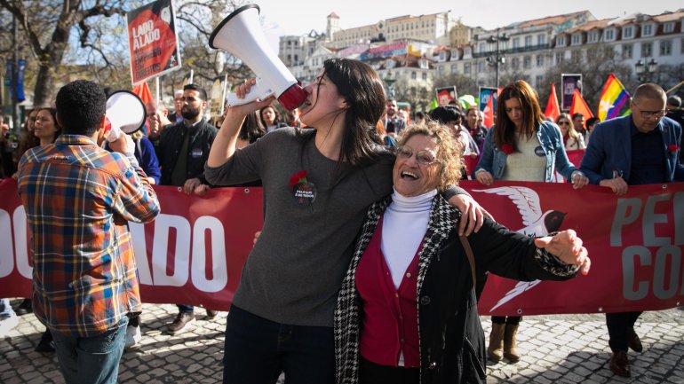 Mariana Mortágua animou o grupo do Bloco de Esquerda ao longo de todo o desfile do 25 de abril. JOÃO PORFÍRIO/OBSERVADOR