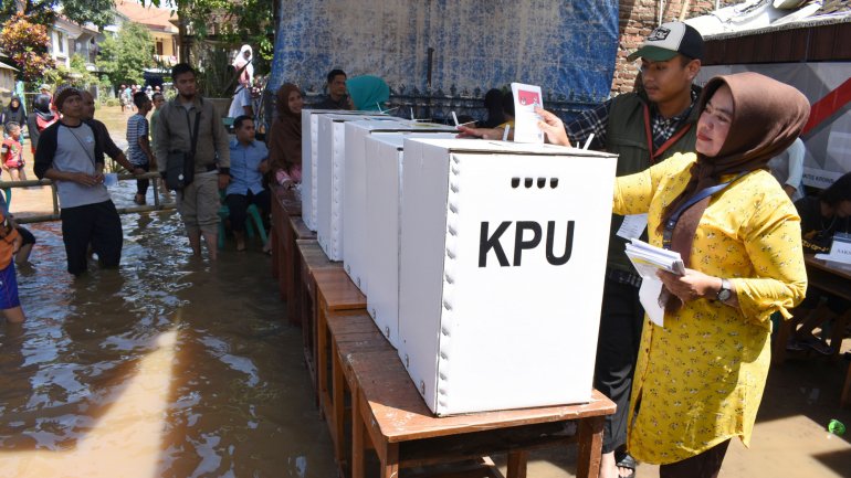 As eleições de 17 de abril foram a primeira vez que o país de 260 milhões de pessoas combinou o voto presidencial com parlamentares nacionais e regionais