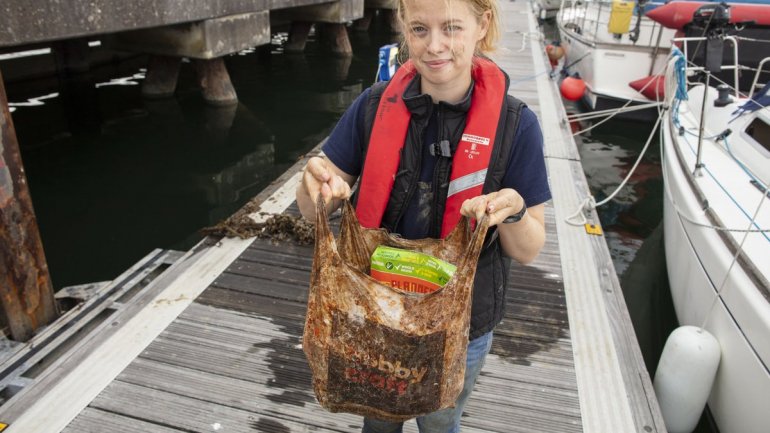 Imogen Napper foi a investigadora que liderou o estudo que testou sacos biodegradáveis, sacos orgânicos e sacos de plástico convencionais