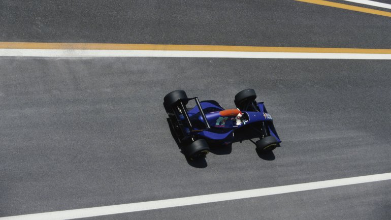 Roland Ratzenberger estreou-se na Fórmula 1 pela Simtek, acabando por morrer num acidente em São Marino, a sua terceira corrida