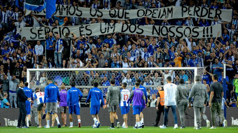Jogadores do FC Porto regressaram ao relvado e foram ao topo sul onde os Super Dragões tinham uma mensagem para Sérgio Conceição