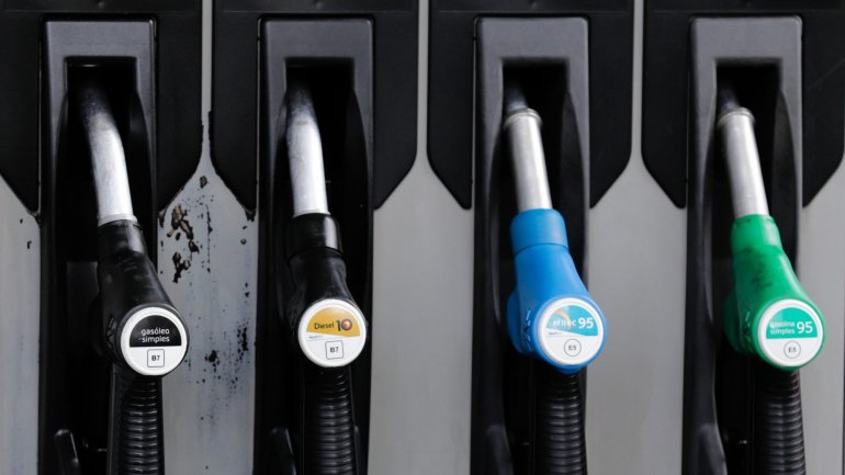 A falta de combustíveis em Angola levou ao disparar dos preços do litro de gasolina e gasóleo, atingindo nalguns casos quase o quádruplo