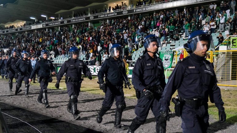 Após a expulsão de Jhonder Cádiz, aos 73 minutos, os ânimos dos adeptos sadinos foram ao rubro no estádio do Bonfim