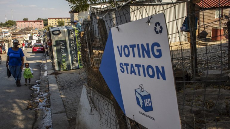 As eleições legislativas na África do Sul realizam-se a cada cinco anos, sendo os assentos parlamentares atribuídos por um sistema de representação proporcional.