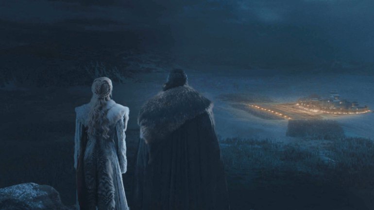 Daenerys e Jon Snow olhando sobre Winterfell