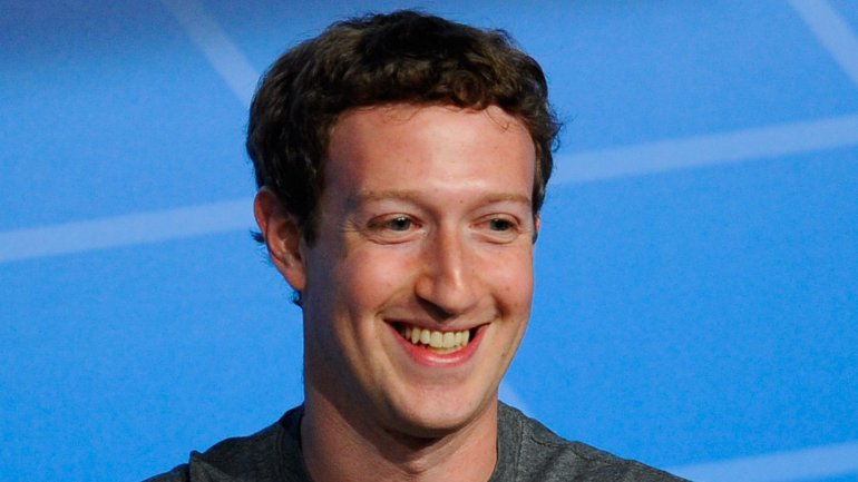 O Facebook foi criado em 2004, por Mark Zuckerberg, Eduardo Saverin, Andrew McCollum, Dustin Moskovitz e Chris Hughes