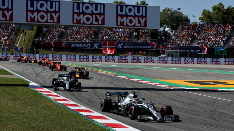 Lewis Hamilton passou para a frente logo na saída e dominou por completo o Grande Prémio de Espanha que só teve luta pelo terceiro lugar