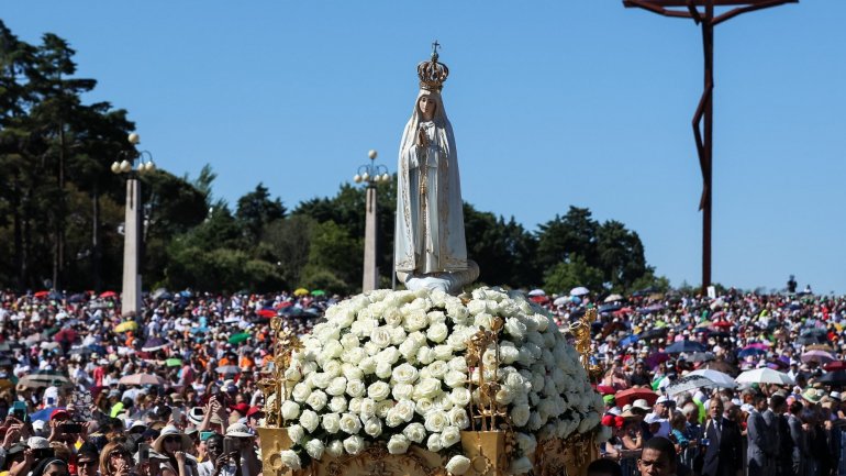 Cerca de 200 mil peregrinos estiveram esta segunda-feira presentes no último dia da peregrinação a Fátima
